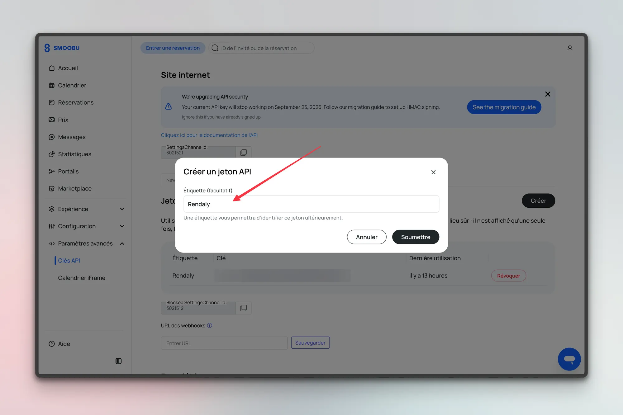Page Clés API de Smoobu, avec la fenêtre « Créer un jeton API » ouverte et le champ Étiquette renseigné à « Rendaly ».